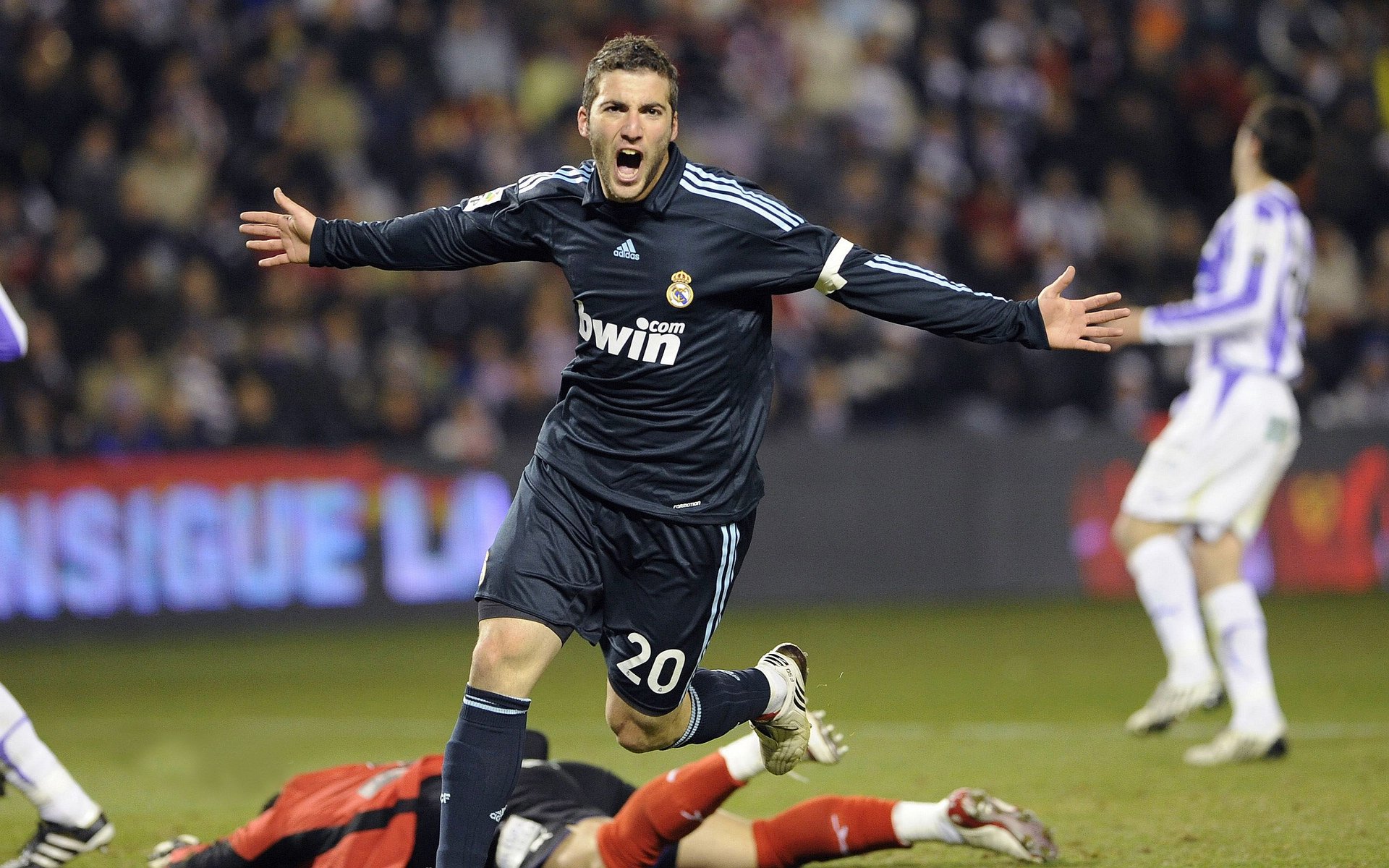 瓦科续约被抬价？泰山队仍有主动权，外租4将合同到期留住段刘愚