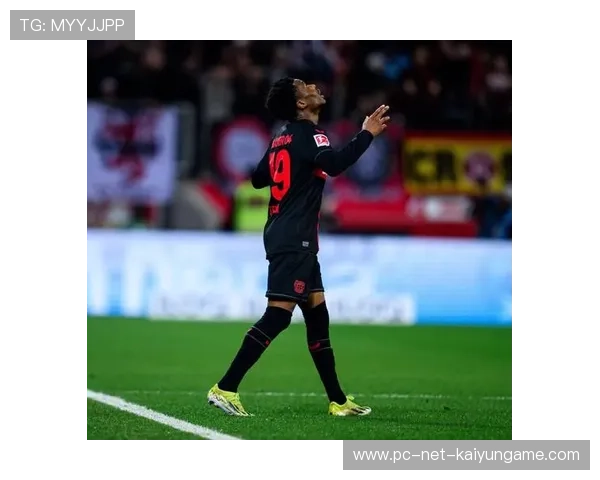 勒沃库森进行前场无球跑动训练,维尔茨参与度极高 勒沃库森进行前场无球跑动训练,维尔茨参与度极高